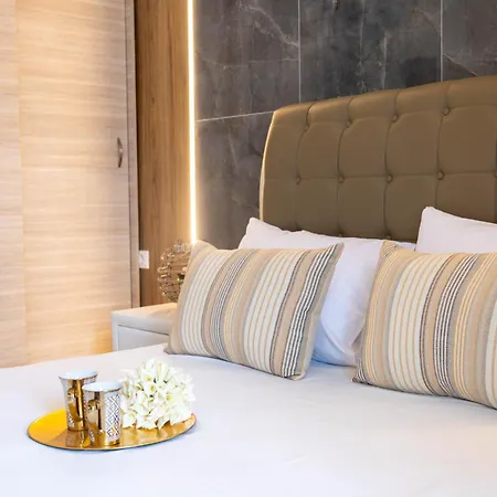 Hotel12 *