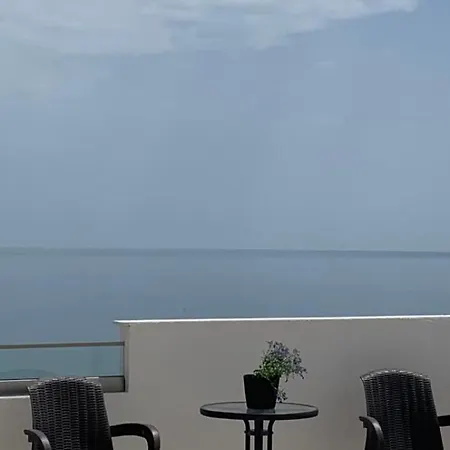 Hotel12 *